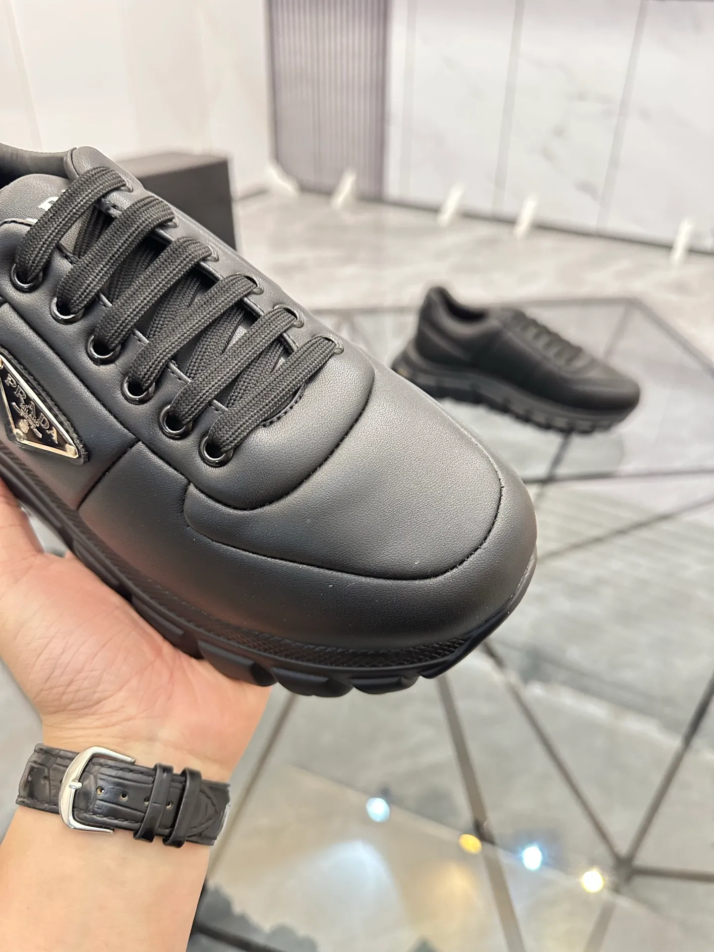 Men's shoes: 💰P460¥ Product trademark: Prada *"Prada*" low-top casual shoes Regular size: 38-44 (can be customized to 45.46) Product materials: imported cowhide upper, sheepskin lining, original outsole. Number: 835